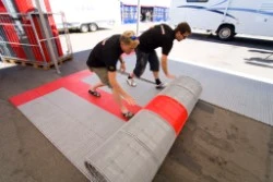 flexibler Rollboden im Motorsport-Fahrerlager, EXPO-roll Rollboden für Motorsport-Veranstaltungen kaufen, Rollboden für temporäre Motorsport-Fahrerlager,