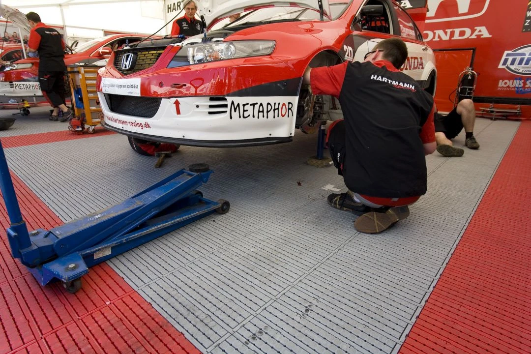 flexibler Rollboden im Motorsport-Fahrerlager, EXPO-roll Rollboden für Motorsport-Veranstaltungen kaufen,