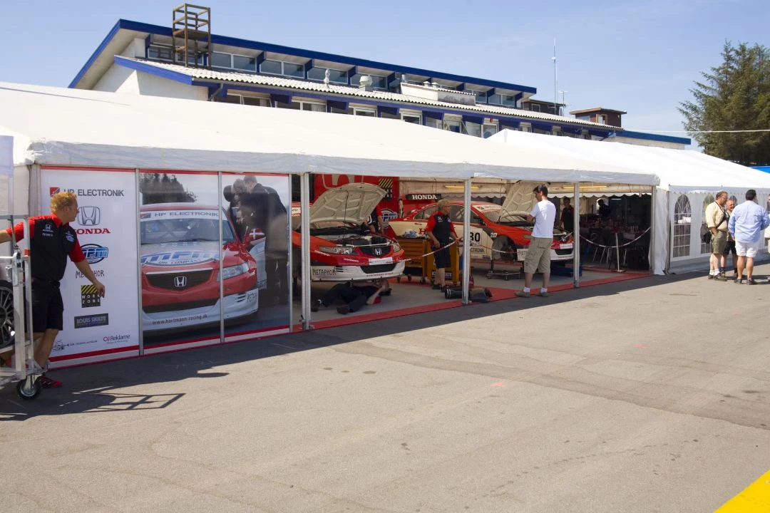 Bodenlösung Motorsport Events, Motorsport Event Ausstattung, temporärer Bodenbelag Motorsport-Team,