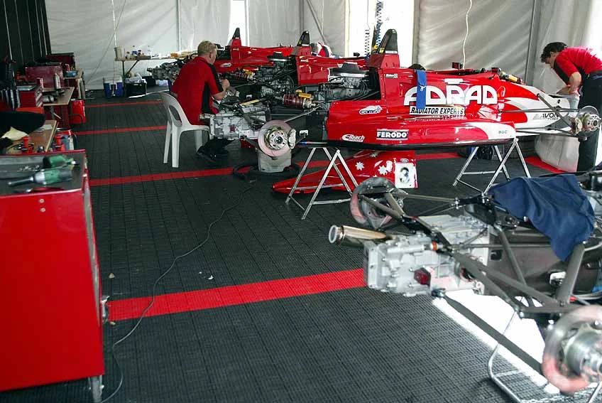 robuster Boden Motorsport-Zelt, flexibler Rollboden im Motorsport-Fahrerlager, EXPO-roll Rollboden für Motorsport-Veranstaltungen kaufen,