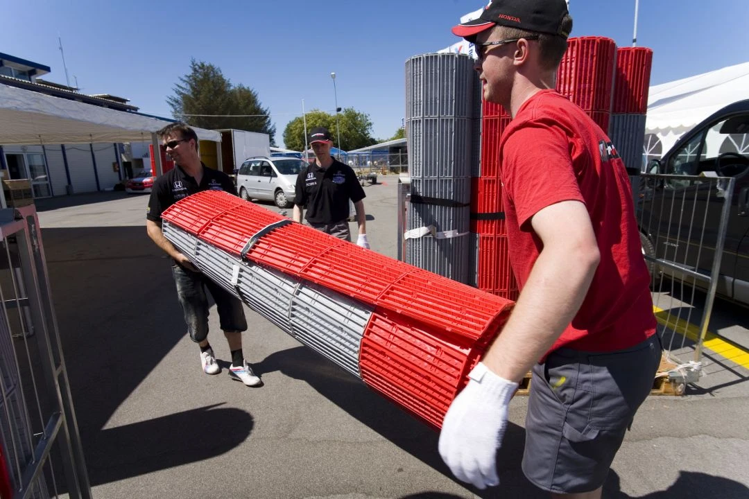 temporärer Bodenbelag Motorsport-Team, Motorsport Messeboden,   robuster Boden Motorsport-Zelt, flexibler Rollboden im Motorsport-Fahrerlager,
