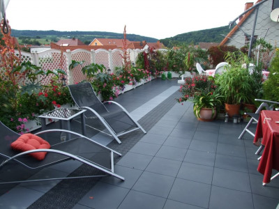 Dachgarten mit Kunststoff-Fliesen Typ Elite und Typ XL in zwei Farben Entdecken Sie stilvolle Outdoor Bodenfliesen für Ihren Dachgarten. Wählen Sie zwischen Kunststoff-Fliesen Typ Elite und Typ XL in zwei Farben.