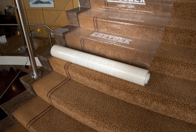 Mit der starken selbstklebenden Folie schützen Sie Ihren Teppichboden, Teppichfliesen, mit Teppich belegte Treppe oder Teppichvorleger.