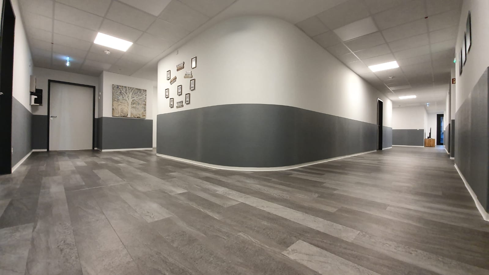 Mit ULTRA können Sie Ihren Raum in ein modernes und sicheres Umfeld verwandeln. Es ist leicht zu installieren und bietet eine Vielzahl  von Farben und Muster, so dass Sie es an Ihre Bedürfnisse anpassen können.