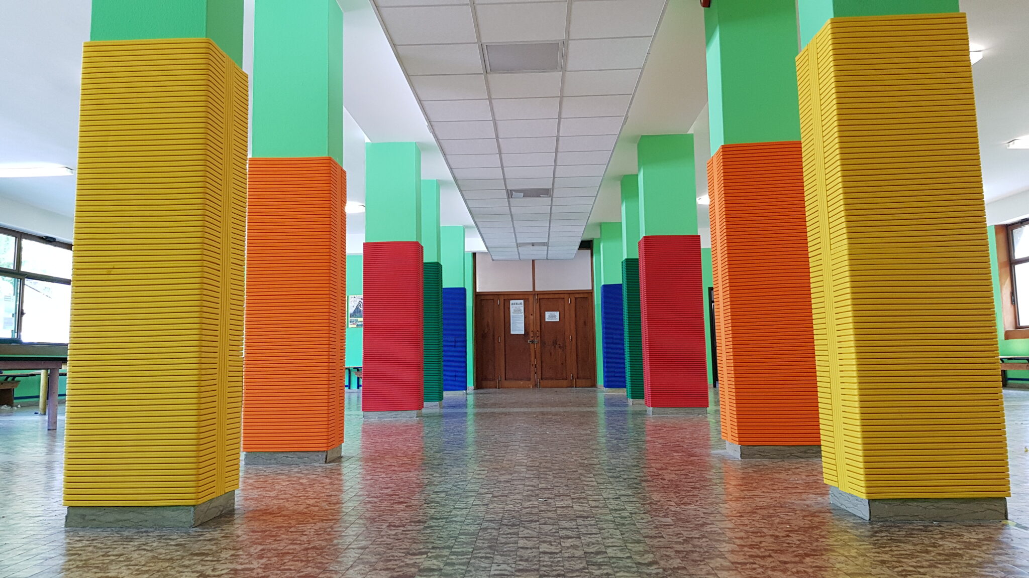 ULTRA ist eine revolutionäre Wandbekleidung für große Flächen. Es besteht aus einer Kombination aus Polyethylen-Schaumstoff und PVC-Folie,  die für eine stoßdämpfende Wirkung sorgt.