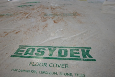 Floor Cover Bodenfolie im Einsatz Bodenschutzfolie Floor Cover auf harten Untergrund