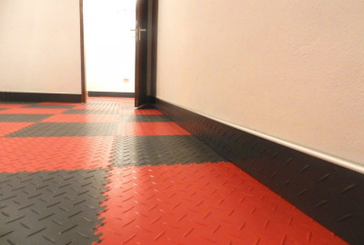 Die Sockelleiste - Die perfekte Weise, einen neuen Boden reibungslos fertigzustellen. 