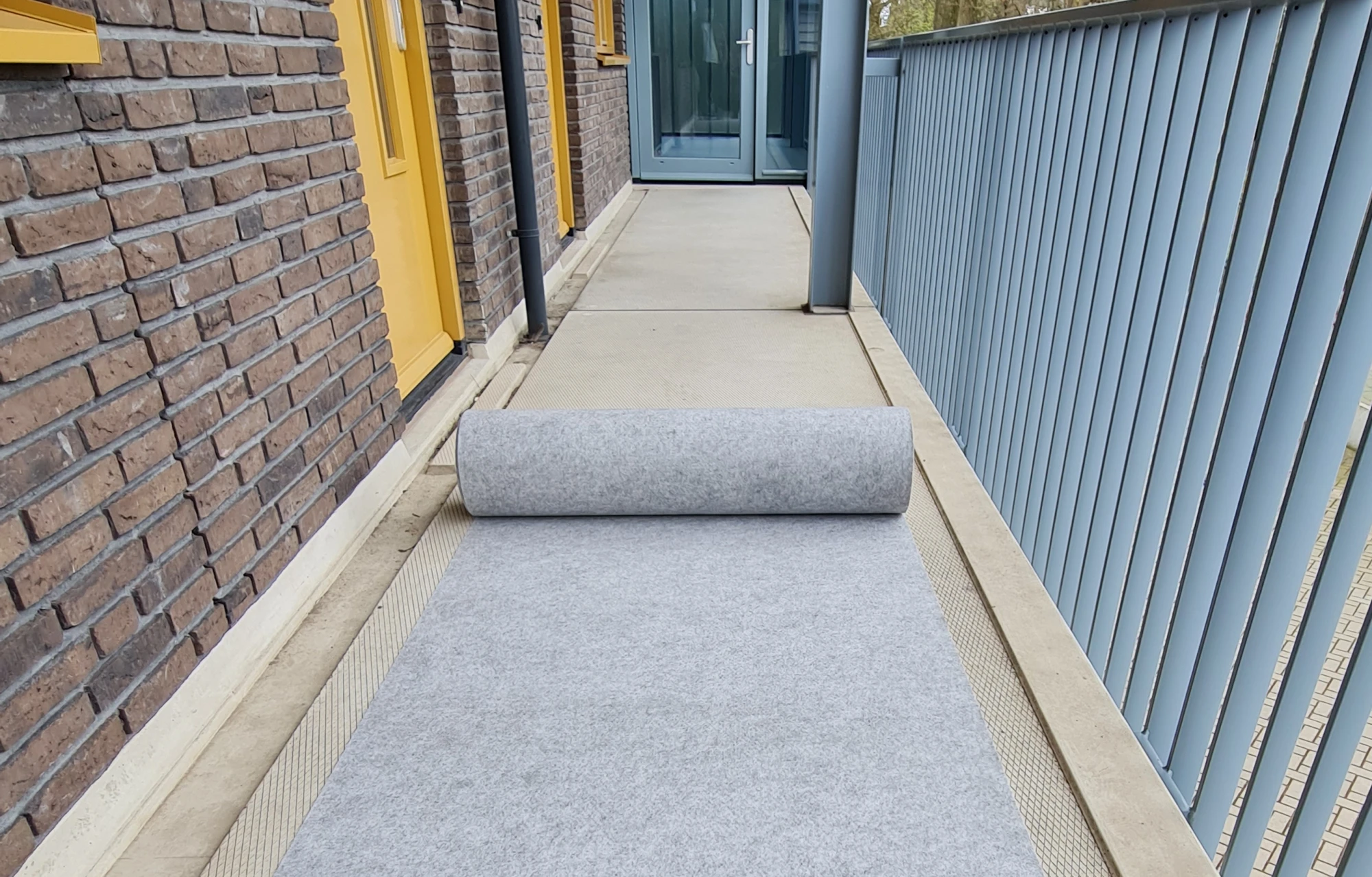 Dura Cover Concrete ist ein sehr starkes Abdeckvlies mit einer selbstklebenden Schicht für den temporären Schutz  von (vorgefertigten) Betonböden und -treppen.