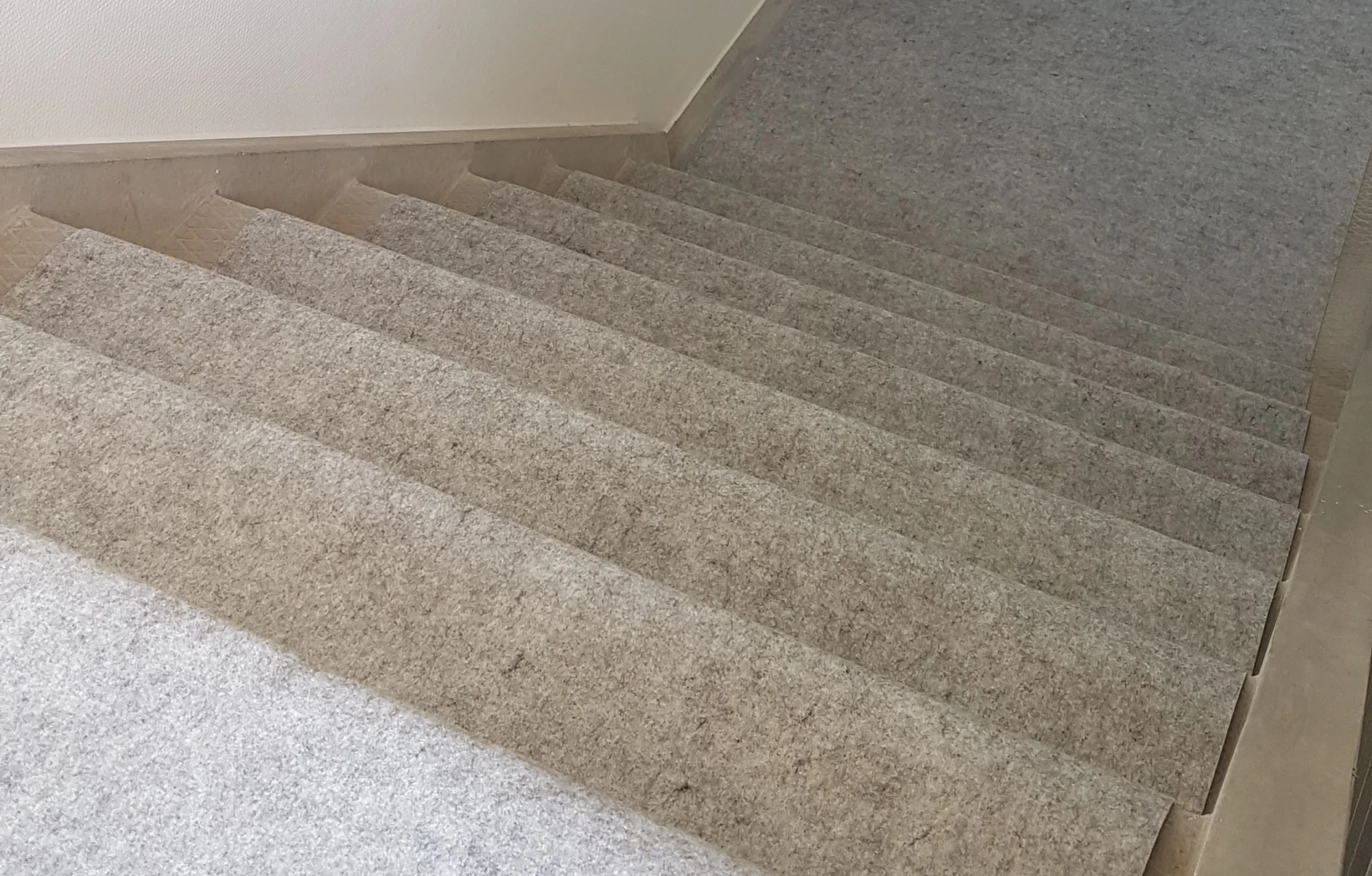 Dura Cover Concrete ist ein sehr starkes Abdeckvlies mit einer selbstklebenden Schicht zum temporären Schutz von  Beton wie Galerien,