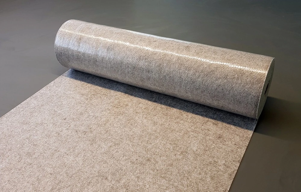 Das Schutzvlies besteht aus 2 Schichten. Die untere Schicht ist  flüssigkeitsdicht und mit einer Klebeschicht zur Haftung auf Beton versehen