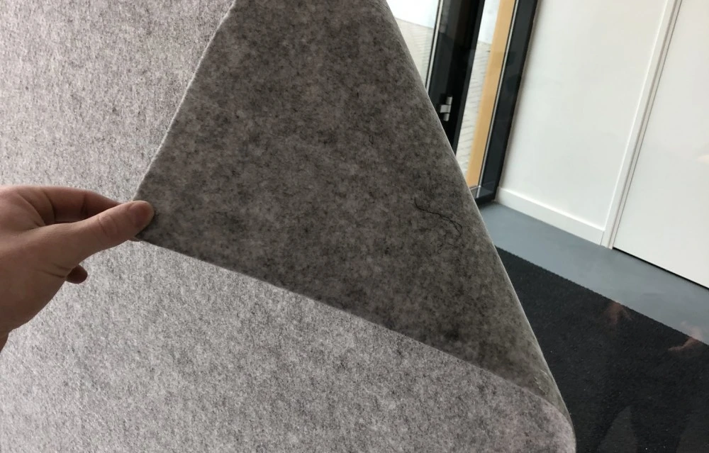 Dura Cover Concrete ist ein sehr starkes Abdeckvlies mit einer selbstklebenden Schicht für den temporären Schutz  von (vorgefertigten) Betonböden und -treppen.