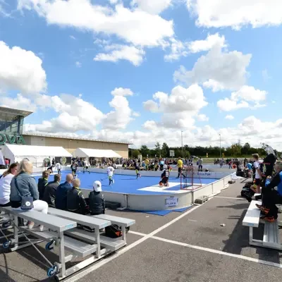 Der passende Sportboden für Floorball und Unihockey: hohe Belastbarkeit, zuverlässiger Halt und angenehme Dämpfung für sichere Spiele und intensives Training.