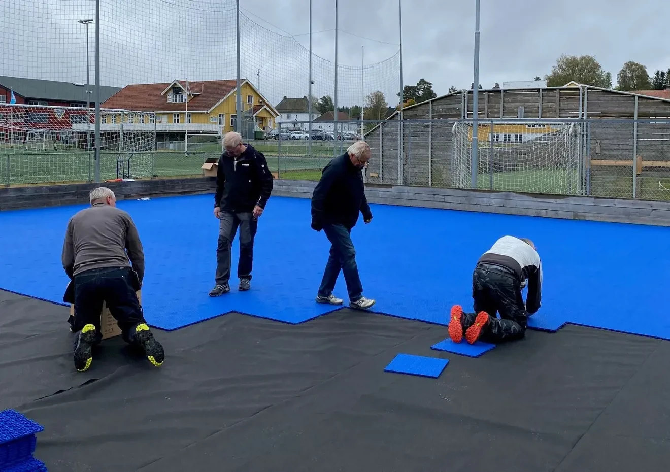 Ein hochwertiger Sportboden für Floorball muss die Anforderungen an Sicherheit und Spielqualität erfüllen