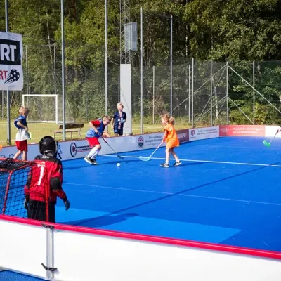 Floorball Tunier auf blauen und mobilen Sportbodenbelag Ultimate Plus