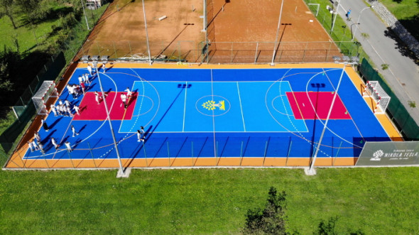 Sportböden für den Innen- und Außenbereich Ultimate Plus™ ist eine der stärksten Bodenfliesen für den Sport auf dem Markt und eine der wenigen Bodenfliesen weltweit, die in allen Kategorien von der FIBA getestet und zertifiziert wurde und zudem nach der wichtigen europäischen Norm EN 14877 zugel