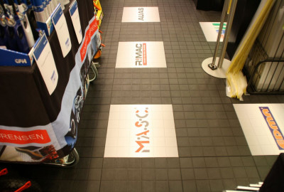 Erleben Sie ein unvergessliches Messeerlebnis mit EXPO-tent! Unsere Zeltböden kommen mit einem einzigartigen Werbeaufkleber, um Ihnen ein professionelles und stilvolles Erscheinungsbild zu verleihen. Verleihen Sie Ihrem Messezelt einen modernen Look und s