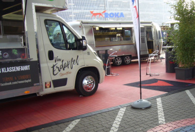 Unser EXPO-tent Bodensystem in Rot besteht aus einer robusten, wetterfesten Konstruktion und ist mit einem leichten,  aber langlebigen PP-Material ausgestattet. Die kompakte Größe ermöglicht es Ihnen, die Messefläche an jedem  Ort zu errichten und sie bei