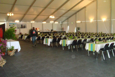 Erstellen Sie mit unserem EXPO-tent Zeltboden in Dunkelgrau ein beeindruckendes Festzelt. Unser Zeltboden liefert eine starke und langlebige Struktur, die jeden Tag ganzjährig widerstandsfähig ist. Verleihen Sie Ihrem Event einen professionellen Look, ind