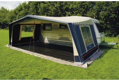 Erlebe die ultimative Camping-Erfahrung in einem Vorzelt mit dem EXPO-tent Zeltboden! Egal ob du die  Abenteuer der Natur liebst oder einfach nur ein paar entspannte Tage in der Natur verbringen willst,  ein Vorzelt mit einem EXPO-tent Zeltboden ist perfe
