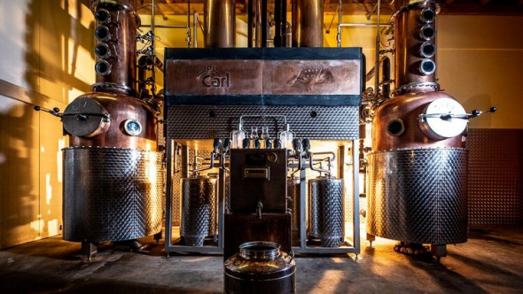 Das Abenteuer der eigenen Getränkeproduktion Produzieren Sie Ihren eigenen Gin, Rum oder Likör! Bei uns sind Sie federführend beteiligt: von der Getränkeproduktion über die Flaschenauswahl,