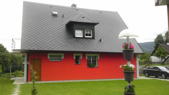 Die Dachdeckung Ekoternit. Zu den wichtigen Vorteilen der Ekoternit Dachdeckung zählen Beständigkeit gegen hohe und niedrige Temperaturen, einfache Bearbeitung, ganzjährige Begehbarkeit, geringes Gewicht, ohne dass Dachstühle bei Renovierungsarbeiten verstärkt werden müssen, und ni