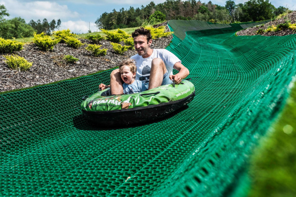 Erleben Sie die ultimative Freiheit auf unseren bunten Reifenschläuchen beim Tubing. Treten Sie in unsere interaktiven, mobilen Rutschbahnen und erleben Sie ein einzigartiges, immersives Vergnügen. Genießen Sie eine Fahrt voller Adrenalin, die Ihnen ein u